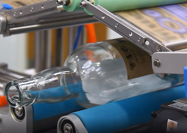 Wrap-around labeling for a glass bottle