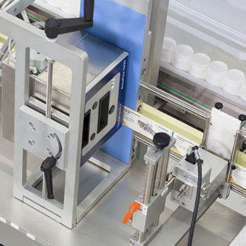Machine for packaging products, equipped with various mechanical components and controls.
