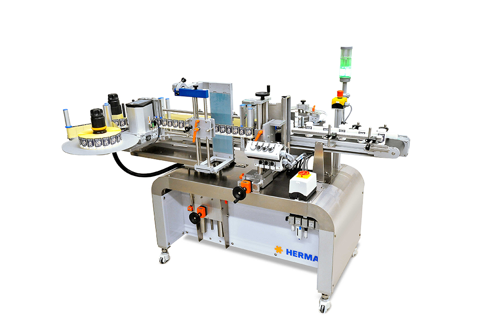 A labeling machine with various components for labeling bottles or containers, equipped with a control panel and conveyor belts.