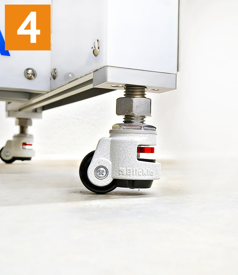 Roller of a mobile device, featuring an adjustable foot and a sturdy metal frame. The scooter is equipped with a braking system.