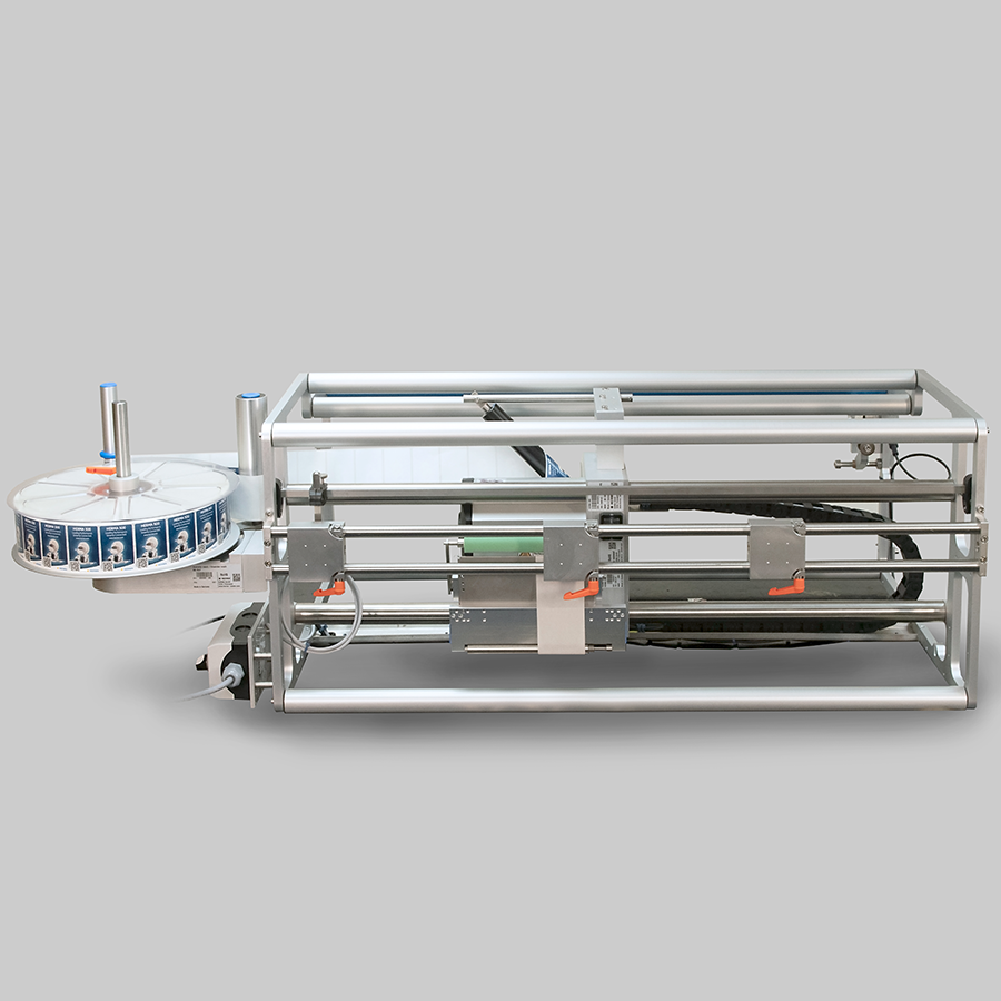 Machine for automatic labeling with a conveyor belt and a label holder.