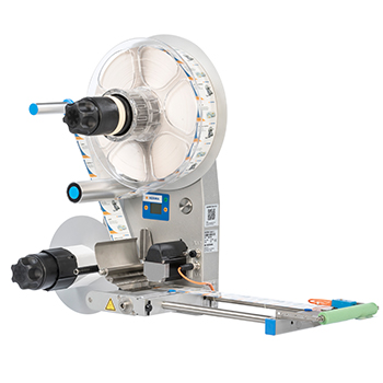 Labeling machine with roll holder and automatic labeling, equipped with control elements and a conveyor belt.