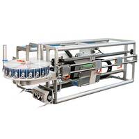 Machine for automatic packaging with a rotating tray and mechanical components for product handling.