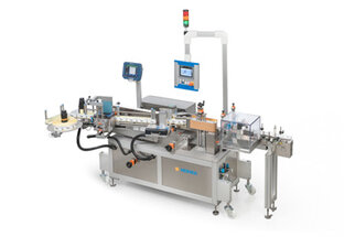 Automatic packaging machine with conveyor belt, control unit, and various stations for labeling and packaging.